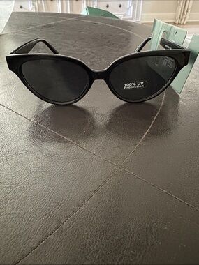 Classic Cat-Eye Women's Sunglasses - Black